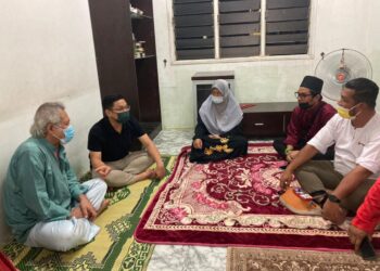 ABDUL Karim Mohd. Rashid (kiri) ketika menerima kunjungan Noor Azleen Ambrose (dua kiri) yang singgah ke kediamannya sempena program sahur di Taman Tasek Pandan, Johor Bahru di Johor. - UTUSAN/KHAIRUL MOHD ALI