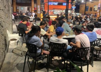 KEADAAN sebuah restoran dengan pelanggan tidak mengendahkan prosedur operasi standard (SOP) Perintah Kawalan Pergerakan Pemulihan (PKPP) ditetapkan pihak berkuasa di Kuantan, Pahang.