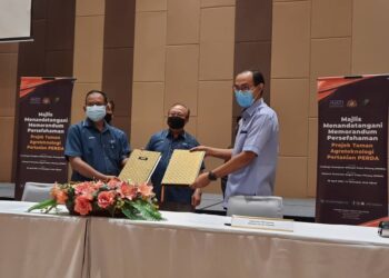 HENRY Sum Agong (tengah) menyaksikan majlis menandatangani memorandum persefahaman (MoU) Projek Taman Agro Teknologi Perda antara Perda dan JPNPP di Bahang Bay, Teluk Bahang, Pulau Pinang.