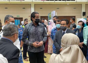 KHAIRY Jamaluddin ketika melawat Pusat Pemberian Vaksin (PPV) Dewan Wawasan 2020, Kangar.