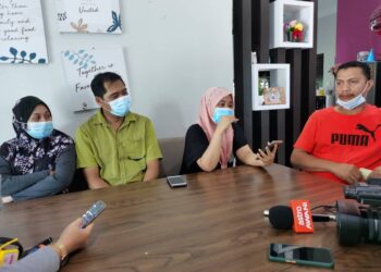 MOHD. Azizi Mohd. Nor (dua kiri) bersama Nik Nawati Nik Lah (kanan) ketika ditemui pemberita di Kota Bharu, Kelantan, hari ini. - UTUSAN/ROSALWANI