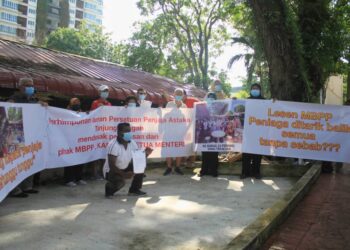 SEBAHAGIAN daripada lebih 30 peniaga asal Kompleks Mutiara Selera Tanjung Bungah, Pulau Pinang yang membantah tindakan MBPP membatalkan lesen perniagaan mereka tanpa sebarang perbincangan. - UTUSAN/MUHAMMAD FIRDAUS AMRAN