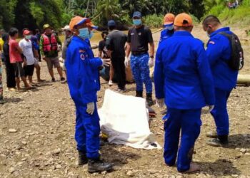 MAYAT Mazlan Ampung ditutup dengan kain putih selepas ditemukan akibat dibaham buaya di Sungai Brantian, Kalabakan.