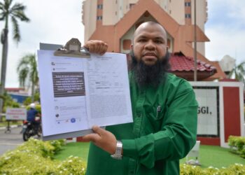 MOHAMAD Azlan Abdullah @ Ali menunjukkan salinan tangkap layar hantaran yang memfitnahnya di pekarangan Kompleks Mahkamah Tinggi, Sesyen dan Majistret Kuala Terengganu di Kuala Terengganu. - UTUSAN/PUQTRA HAIRRY ROSLI