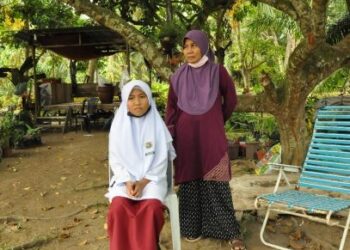 Nurhana Mohd. Hayat dibawa ibunya, Salmah Mastor (kanan) ke hospital setiap empat mingu bagi mendapatkan rawatan talasemia.