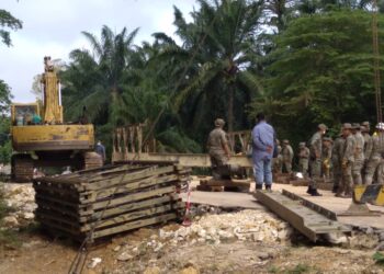 ANGGOTA tentera dari Kor Jurutera Kem Terendak, Melaka dan Kem Batu 3, Temerloh mula menyiapkan pembinaan jambatan Compact Bailey di Kampung Sungai Putat di Jerantut, Pahang. - UTUSAN/HARIS FADILAH AHMAD