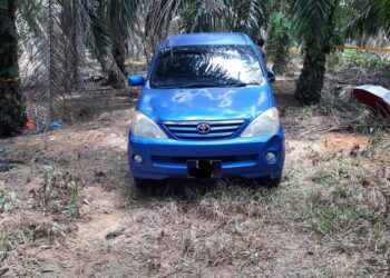 KERETA Toyota Avanza milik si mati di sebuah kebun sawit di Jalan Kolam, Machap Baru, Melaka. - UTUSAN/DIYANATUL ATIQAH ZAKARYA