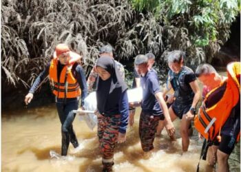 ANGGOTA pasukan mencari dan menyelamat mengusung mayat Yap Eng Leong yang ditemukan lemas di dasar sebuah kolam di Kuari Batu, Gurun, hari ini.
- UTUSAN/OTHMAN YAHAYA