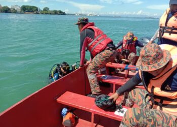 ANGGOTA bomba melakukan operasi mencari menyelamat mangsa di Pangkalan Kuala Lukut, Port Dickson pagi ini-FOTO/IHSAN BOMBA