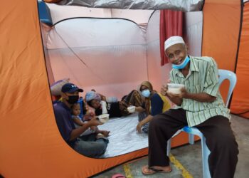 MANGSA banjir berbuka puasa di Pusat Pemindahan Banjir (PPS) Dewan Chikus, Langkap dekat Teluk Intan hari ini. - UTUSAN/AIN SAFRE BIDIN