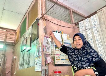 BAKRIAH Mohd. Abu Bakar,53, menunjukkan struktur rumah yang sudah usang dan reput akibat dimakan anai-anai di Jalan Sekolah Derma, Kangar, Perlis hari ini.- UTUSAN/NAZLINA NADZARI