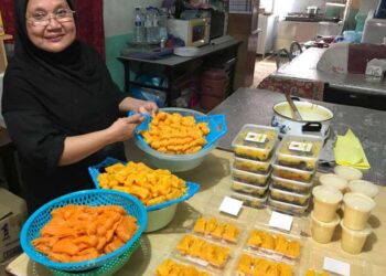 WAN Samihat Wan Ahmad menunjukkan kuih jala mas, puding raja dan bunga tanjung yang dihasilkan di rumahnya di Taman Wangi, Gua Musang, Kelantan. - UTUSAN/AIMUNI TUAN LAH