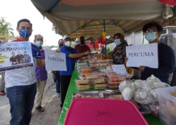 MUHAMMAD Syukri Ibrahim (kiri) bersama Mohd. Youzaimi Yusof (tiga dari kiri) memborong juadah berbuka puasa untuk disedekahkan kepada penduduk di Kampung Sri Pantai Mersing, Johor. -UTUSAN/MASTURAH SURADI