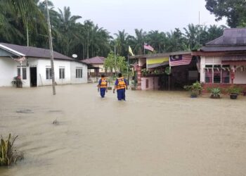 ANTARA kawasan yang dilanda banjir kilat berikutan limpahan air Sungai Batang Padang di Teluk Intan hari ini. -  UTUSAN/IHSAN APM