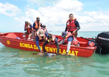 MAYAT A. Prakash ditemukan dan dibawa naik ke dalam bot  oleh anggota bomba selepas terapung kira-kira 50 meter dari lokasi mangsa terjatuh ketika memasang jaring di Pangkalan Jeti Kampung Kuala Lukut Kecil, Port Dickson.-UTUSAN/MOHD. SHAHJEHAN MAAMIN.