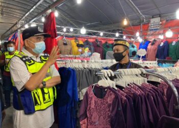 NOORZAINY Mohd. Noor meninjau operasi beberapa buah bazar Aidilfitri di daerah Butterworth, Pulau Pinang bagi memastikan penganjur dan pengunjung mematuhi SOP Covid-19.