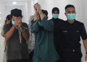 PASANGAN suami isteri dan dua rakan mereka didakwa di Mahkamah Majistret Kota Bharu hari ini atas pertuduhan mengedar ganja seberat 392 kilogram, dua minggu lalu. - UTUSAN/ ZULHANIFA SIDEK