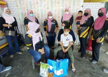 NURUL Shakila Hisham (duduk, kanan) memangku Qaish Qusyairie ketika menerima kunjungan Nor Adibah Safar (duduk, kiri) sempena Program Konvoi Sentuhan Kasih Ramadan Puteri 10Gara Prihatin di Kampung Bukit Lintang, Kota Tinggi, Johor. - UTUSAN/MASTURAH SURADI