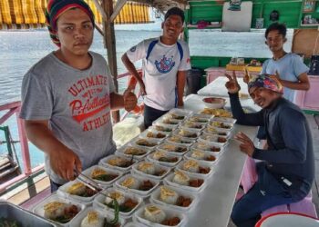 Pasukan ND Divers menyiapkan makanan berbuka puasa untuk golongan memerlukan di Pulau Bum Bum, Semporna, semalam.