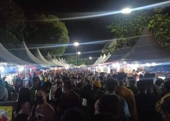 SEBAHAGIAN daripada pengunjung yang memenuhi bazar Aidilfitri, Stadium Darul Aman di Alor Setar, malam semalam. - GAMBAR MEDIA SOSIAL