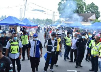 SEBAHAGIAN penguat kuasa pihak berkuasa beruniform membuat pemantauan operasi Bazar Ramadan sebelum ditutup pada 30 April lalu berikutan penguatkuasaan Perintah Kawalan Pergerakan di bandar Raub baru-baru ini.
UTUSAN/HARIS FADILAH AHMAD