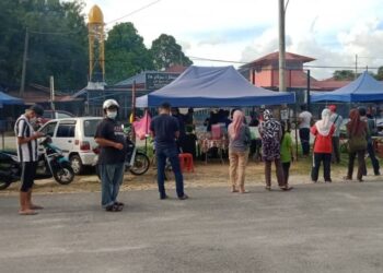 BIARPUN perlu berbaris panjang, orang ramai sabar menunggu giliran untuk membeli nasi Arab di Kampung Sungai Hala, Machang. - UTUSAN/BAHRUDDIN HATTA