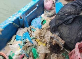 SEBAHAGIAN daripada sisa buangan yang tersangkut pada pukat nelayan di sekitar Pulau Jerejak, Pulau Pinang dipercayai dibuang pihak tidak bertanggungjawab ke laut di sekitar pulau tersebut.