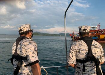 ANGGOTA Maritim Malaysia negeri Perak menjalankan  rondaan dan penguatkuasaan sepanjang Ramadan dan menjelang Aidilftri di perairan negara. - UTUSAN/IHSAN MARITIM MALAYSIA