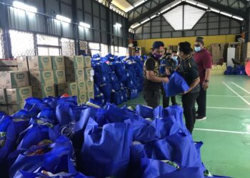 MASJID Tengku Muhammad Fa-Iz Petra menjadi pusat pengumpulan barangan makanan sebelum dihantar ke perkampungan Orang Asli di Gua Musang, Kelantan. -UTUSAN/ AIMUNI TUAN LAH