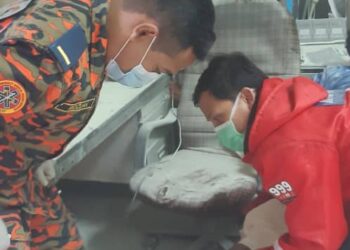 ANGGOTA bomba membantu mangsa yang cedera setelah alat pemadam api meletup di Jalan Hussin Nordin, Taman Pearls di Ipoh hari ini.- UTUSAN/IHSAN JBPM