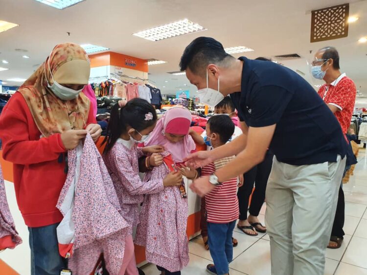 Gerakan Pulau Pinang rai anak yatim dengan pembelian baju ...