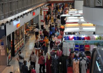 ORANG ramai berkunjung ke pusat beli belah bagi mendapatkan kelengkapan untuk menyambut Hari Raya Aidilfitri di Angsana Johor Bahru Mall di Johor. -UTUSAN/RAJA JAAFAR ALI