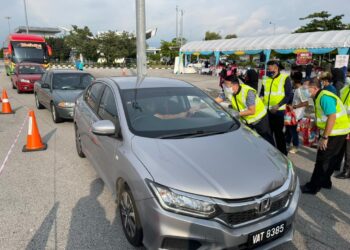 YEOH Soon Hin menyerahkan bubur lambuk kepada pengguna jalan raya dalam Program Mai Kacau Bubur Lambuk dan Pelancaran Pakej Homestay Negeri Pulau Pinang di Jambatan Sultan Abdul Halim Mu’adzam Shah, Pulau Pinang semalam.