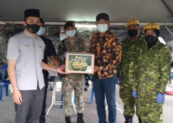 AZMAN MOHD. YUSOF (empat dari kanan) menerima bungkusan bubur lambuk daripada Mohammad Nahur Azad semasa Program Bubur Lambuk anjuran bersama Persatuan Wartawan Perlis (PWP) dan Giganation GIB Bhd di SJR Jelempok, Arau, Perlis hari ini.