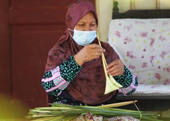 HABSAH Noor membuat ketupat di rumahnya Kampung Paya Ular, Bunut Susu, Pasir Mas. - UTUSAN/ZULHANIFA SIDEK