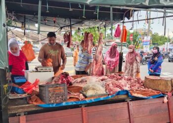 Orang ramai beratur untuk membeli daging segar daripada peniaga, Mohd. Hazli Othman sempena aktiviti mantai yang menjadi tradisi masyarakat Negeri Sembilan.- FOTO/NOR SHAFAWATI YUP