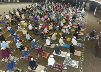 HANYA 50 jemaah di masjid dan 20 jemaah di surau dibenarkan ketika solat fardu, solat Jumaat dan solat Aidilfitri di Negeri Sembilan dalam tempoh PKP sehingga 7 Jun depan.-FOTO/ZAKKINA WATI AHMAD TARMIZI.