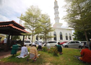 MASJID Al-Ismaili di Pasir Pekan, Tumpat antara masjid yang dibenarkan mengadakan solat sunat Aidilfitri, Jumaat dan fardu terhad kepada 50 jemaah berkuat kuasa esok. - UTUSAN/ZULHANIFA