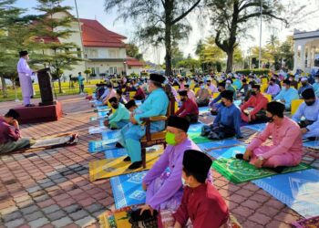 TUANKU Syed Sirajuddin Putra Jamalullail dan Tuanku Syed Faizuddin Putra Jamalullail berkenaan berangkat menunaikan solat Aidilfitri bersama-sama rakyat di dataran istiadat, pekarangan Istana Arau, Arau.