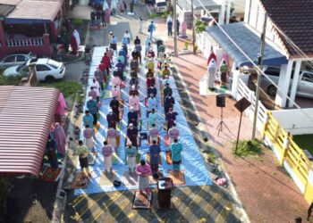 PANDANGAN dari udara penduduk menunaikan solat sunat Aidilfitri di depan rumah di Taman Medan Klebang Restu, Chemor di Ipoh hari ini. - UTUAN/ZULFACHRI ZULKIFLI