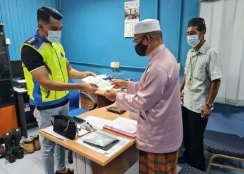 AZMAN Ibrahim menerima kompaun selepas tampil memberikan keterangan berhubung isu menerima tetamu pada hari pertama Aidilfitri.