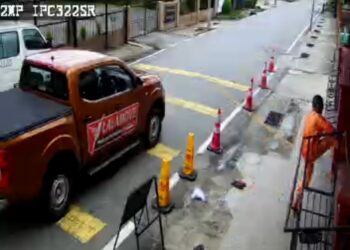 TANGKAP layar video memaparkan seorang lelaki menendang pagar besi sebuah masjid di Batu Caves Jumaat lalu.