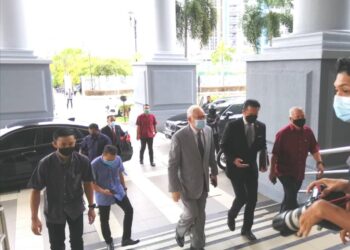 Najib Tun Razak hadir di Mahkamah Tinggi Kuala Lumpur untuk 
dibicarakan atas 25 tuduhan pengubahan wang haram dan salah guna 
kedudukan serta penyelewengan dana berjumlah RM2.3 bilion.-UTUSAN/NORLIZAH ABAS