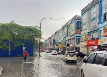 HUJAN lebat selama dua jam mengakibatkan jalan utama memasuki Taman Sri Muda, Seksyen 25, Shah Alam dipenuhi air sehingga menyebabkan kesesakan lalu lintas. -UTUSAN/NORHAYATI YAHAYA