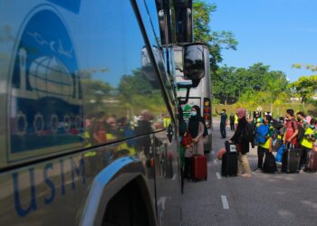 KUMPULAN pelajar USIM ketika pulang ke kampung halaman masing-masing sempena Aidilfitri baru-baru ini.-FOT0/MUHAMMAD IZZAT TERMIZIE