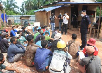 SEBAHAGIAN buruh binaan warga asing yang ditahan pihak berkuasa di tapak pembinaan bangunan di Kepala Batas, Pulau Pinang atas pelbagai kesalahan termasuk tidak mematuhi SOP Covid-19.