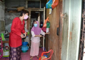 NICOLE Tan Lee Koon melawat keadaan rumah yang dihuni beberapa orang warga emas di Jalan Quek Kai Dong (Jalan Limbok) Seremban hari ini.FOTO/ZAKKINA WATI AHMAD TARMIZI