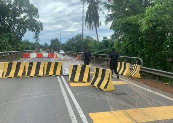 ANGGOTA polis memeriksa  penghadang konkrit  yang dialihkan oleh seorang kontraktor di Jalan Bukit Tinggi menghala Bukit Pinang, Alor Setar semalam.