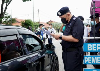 Polis membuat pemeriksaan lebih teliti dokumen arahan bekerja daripada  majikan di semua SJR semasa sekatan pergerakan penuh .- GAMBAR HIASAN