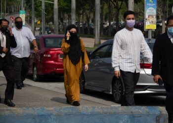 NOOR Neelofa Mohd. Noor tiba di pekarangan IPD Seremban bagi memberi keterangan bagi siasatan beliau niqab tanpa memakai pelitup muka seperti diwajibkan Kementerian Kesihatan ketika hadir pada pertuduhan di Mahkamah Majistret Seremban, Seremban, Khamis lalu. Beliau ditemani suami, Muhammad Haris Mohd. Ismail. - UTUSAN/MUHAMMAD IZZAT TERMIZIE